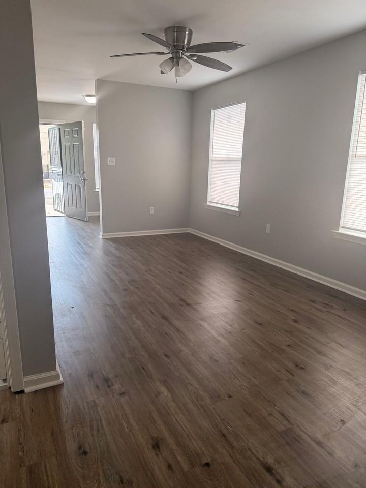 909 West 22nd St - A - Photo 3 of 7