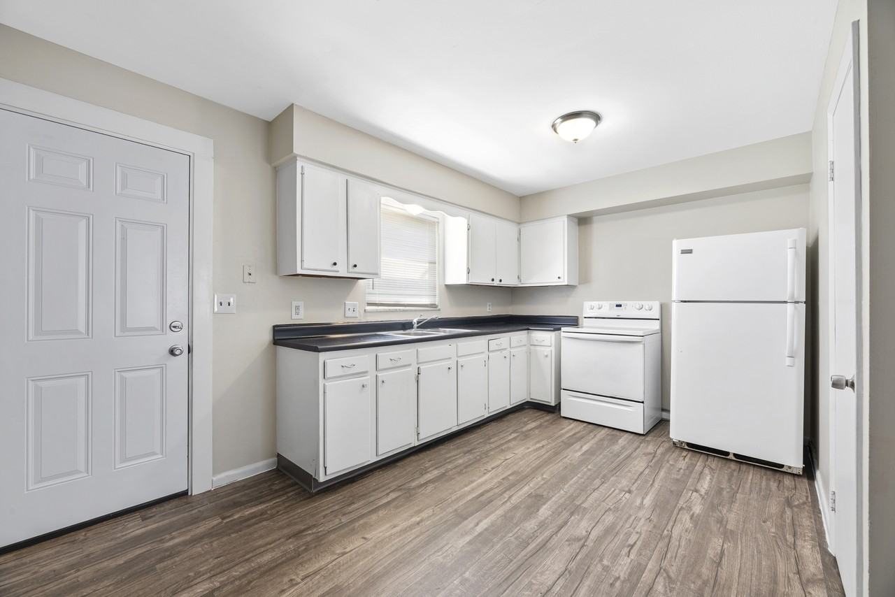 Evergreen Townhomes & Apts - Photo 7 of 15