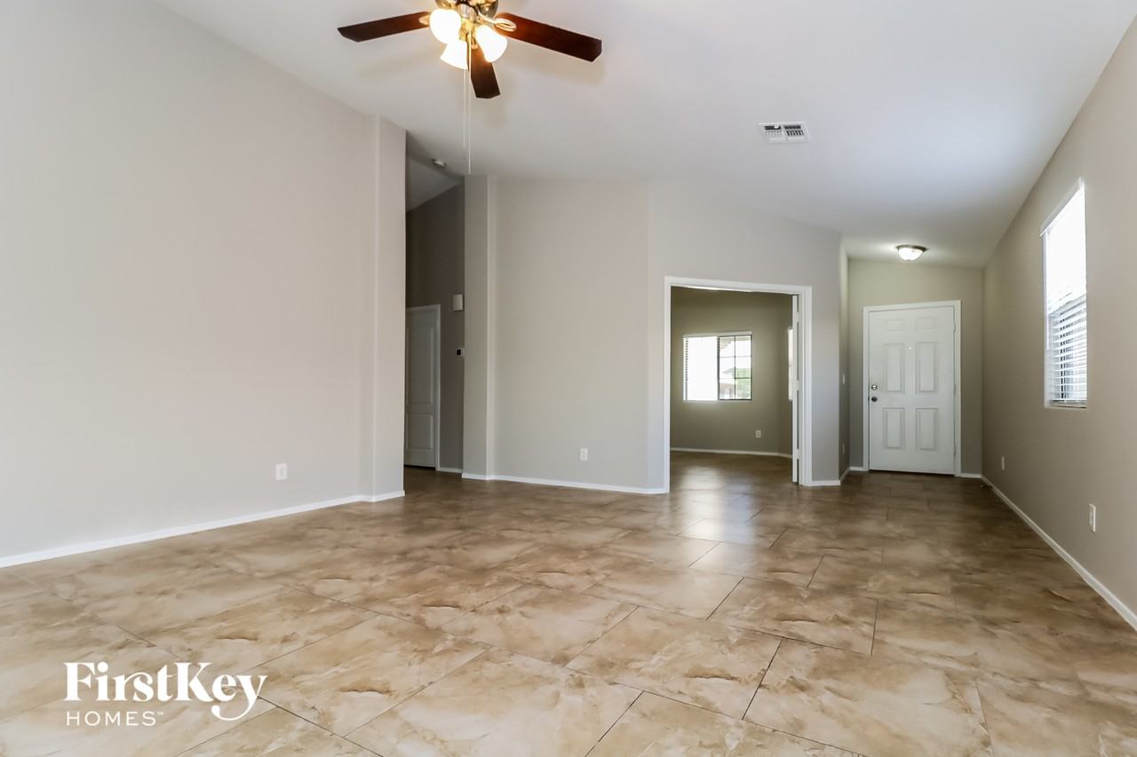 5859 W Cochise Dr - Photo 4 of 15