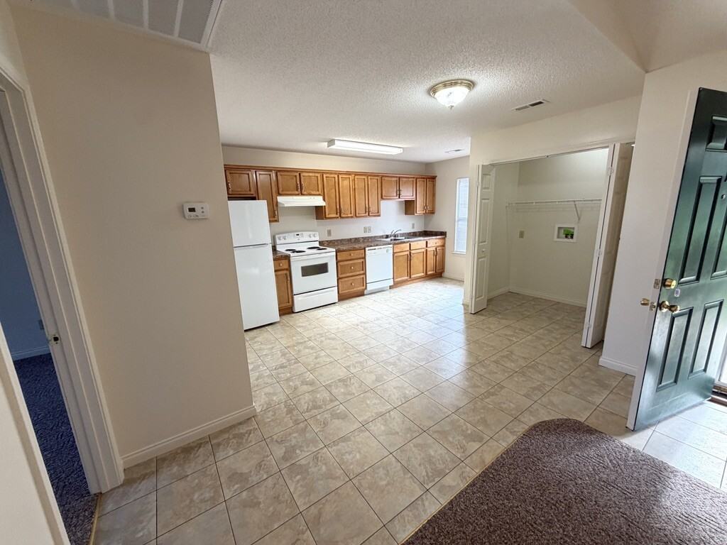 624 North College Street - Photo 3 of 12
