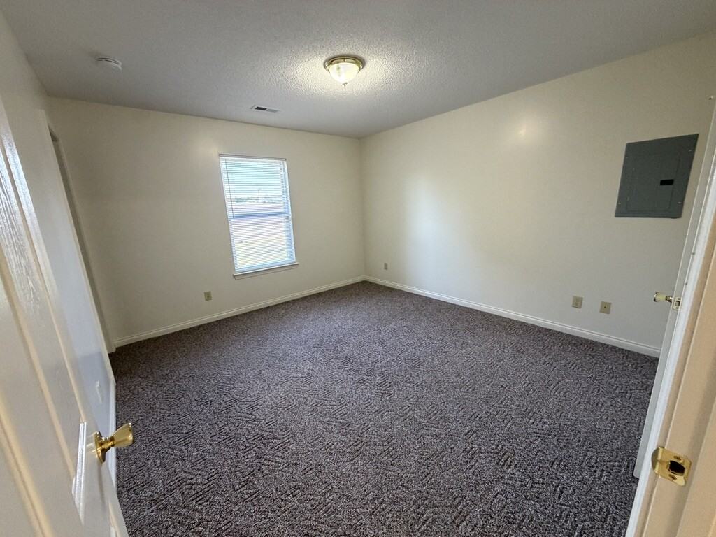 624 North College Street - Photo 5 of 12