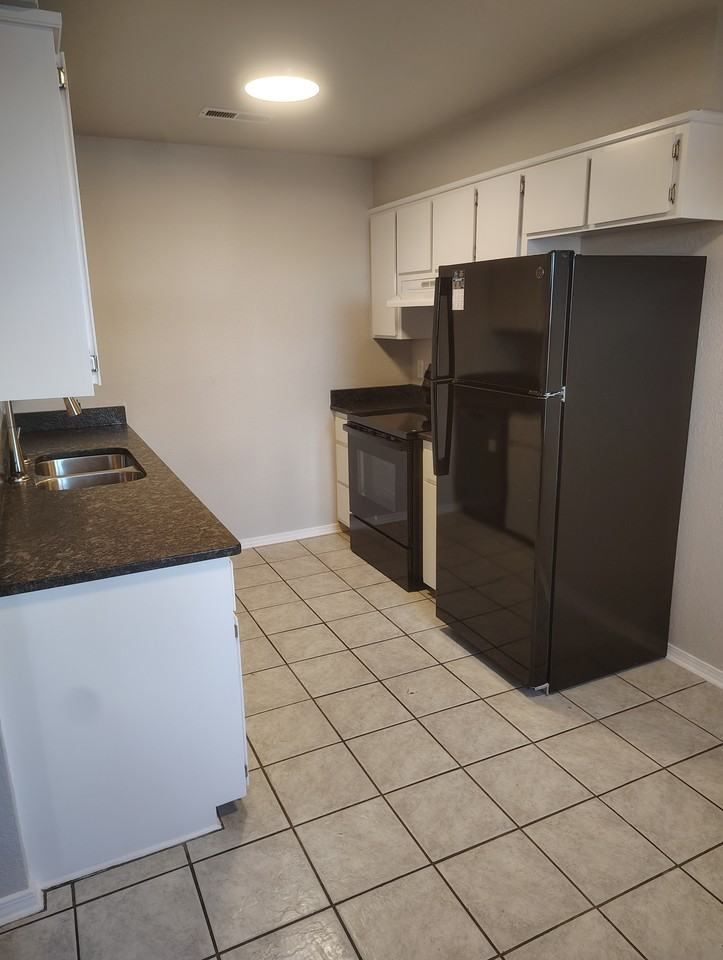 Park Plaza Apartments - Photo 3 of 35