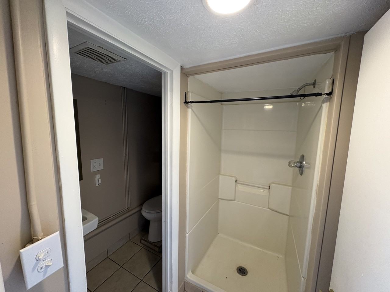 580 Newton - Photo 2 of 5