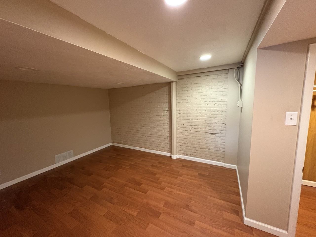 580 Newton - Photo 4 of 5