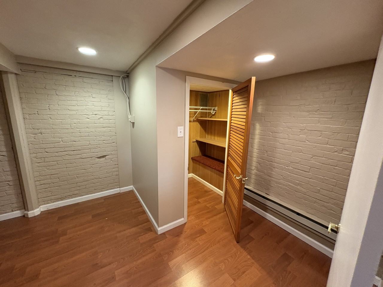580 Newton - Photo 5 of 5