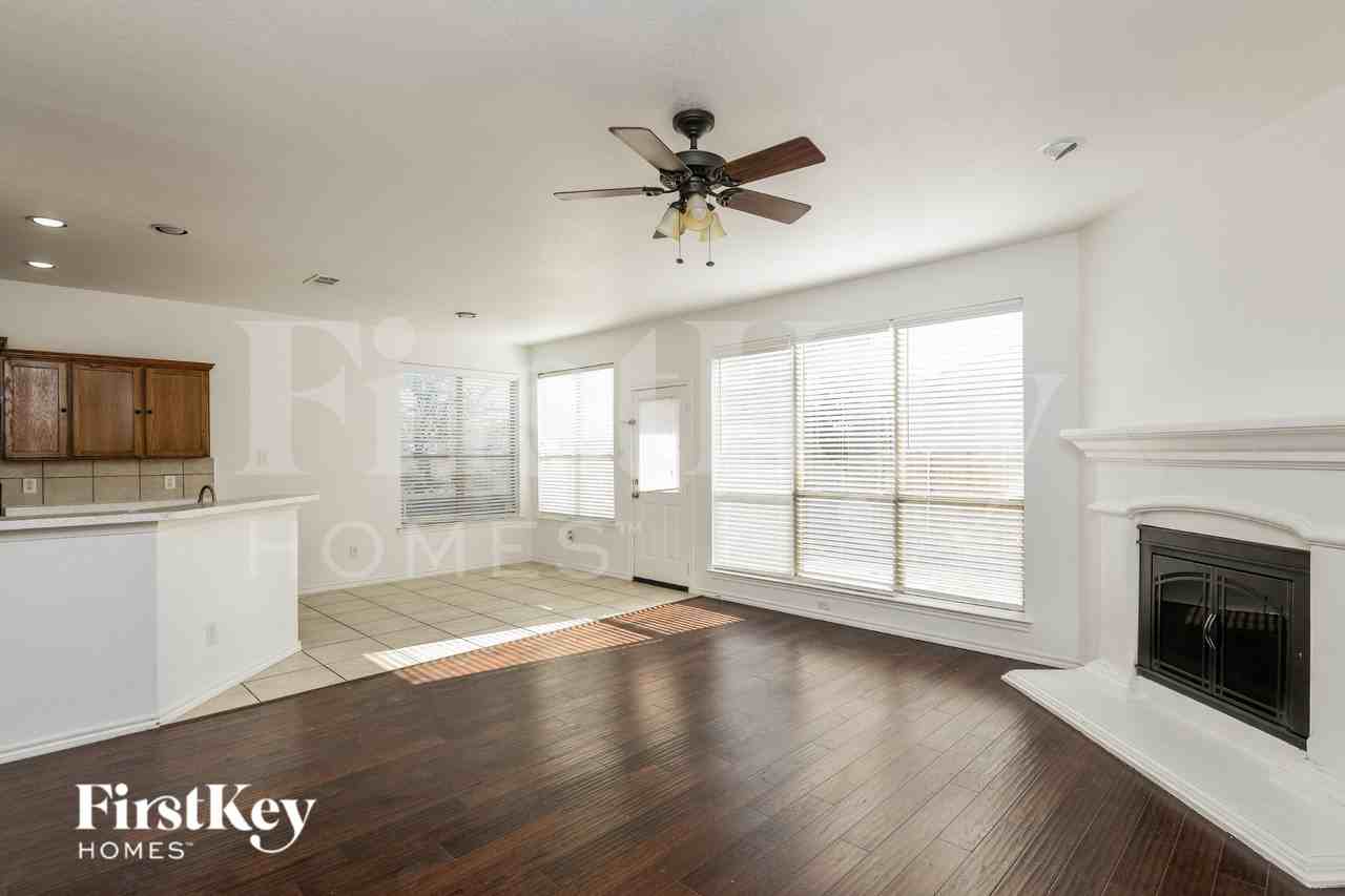 1101 Sunderland Ln - Photo 2 of 16