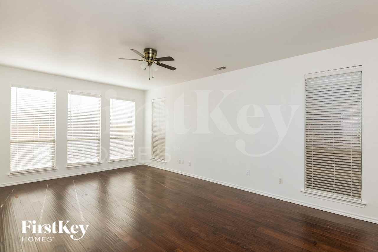 1101 Sunderland Ln - Photo 3 of 16