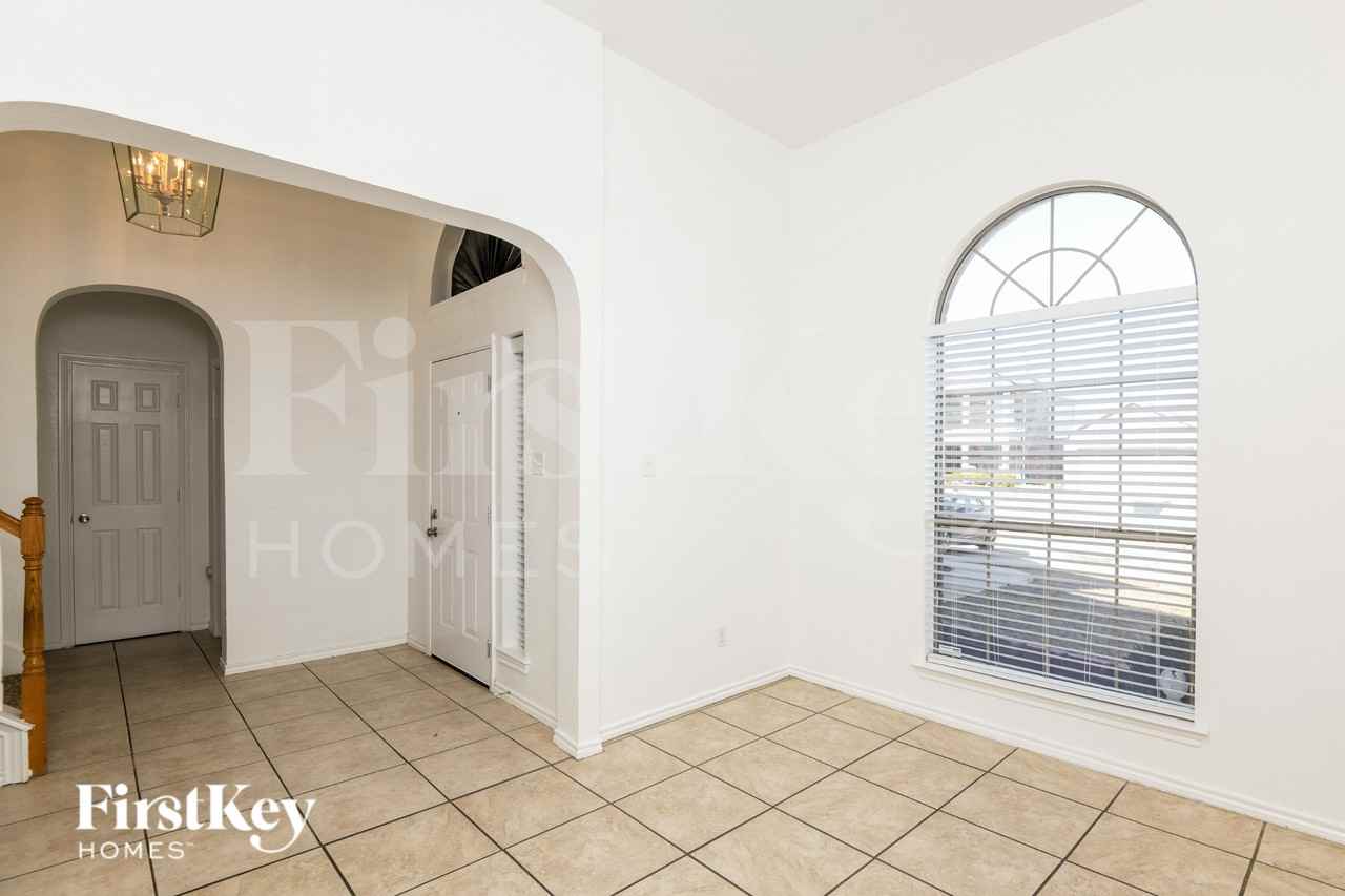 1101 Sunderland Ln - Photo 4 of 16