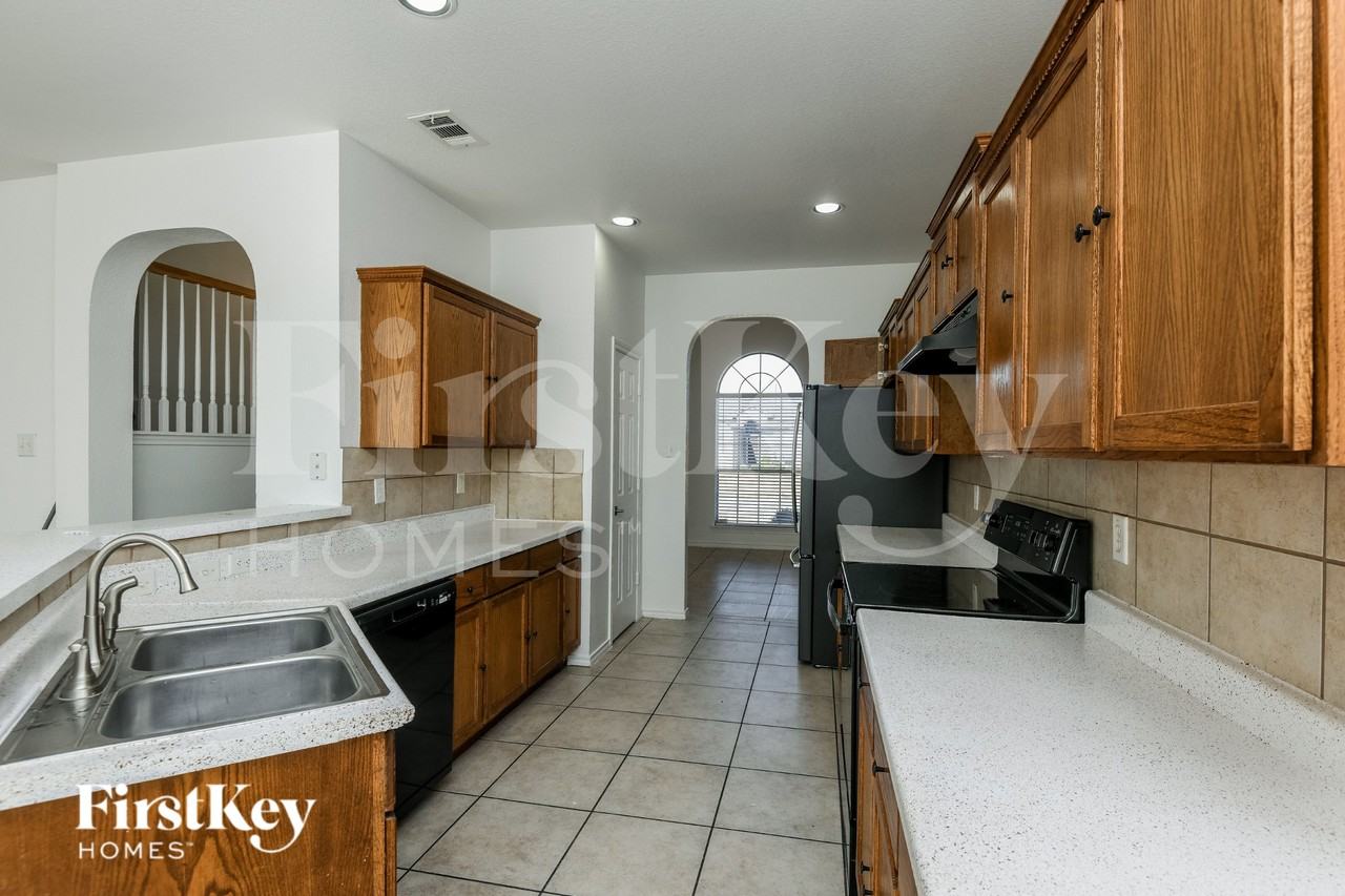 1101 Sunderland Ln - Photo 5 of 16