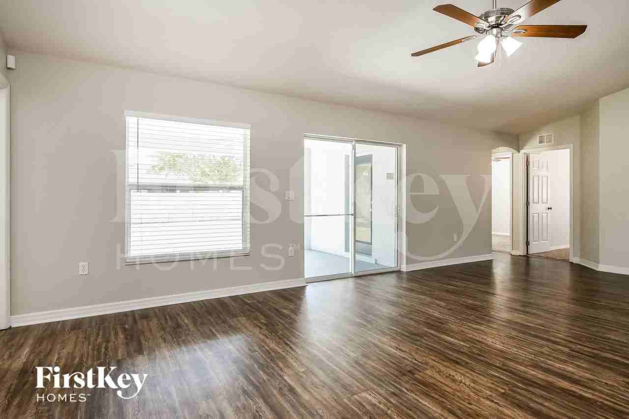 557 Reddicks Cir - Photo 4 of 16