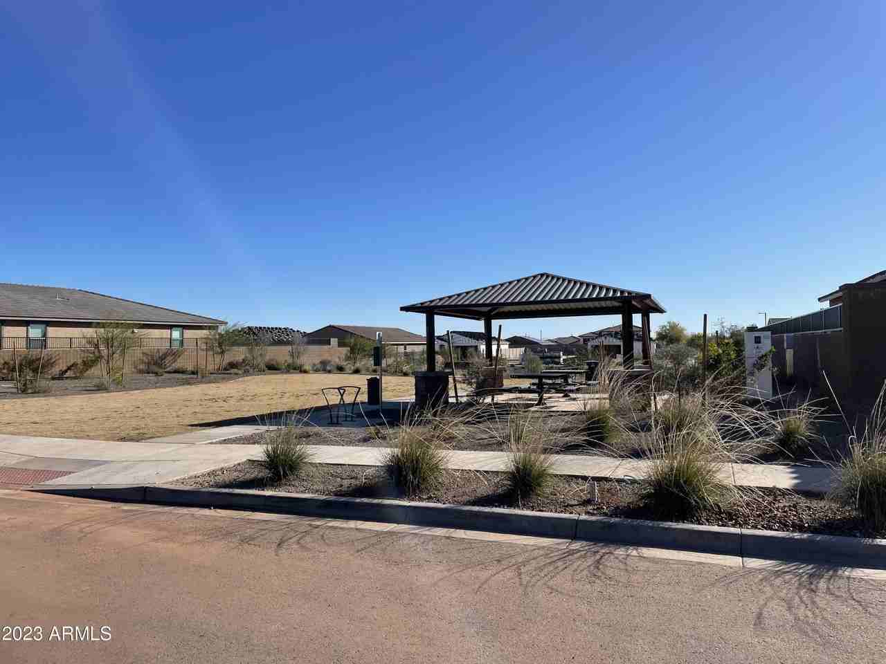 17401 W Red Fox Rd - Photo 3 of 41