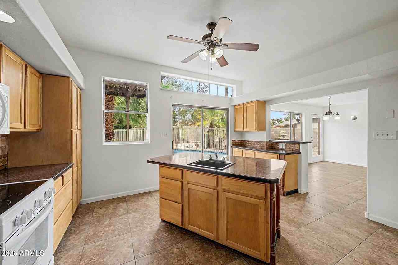 6616 W Aire Libre Ave - Photo 7 of 18