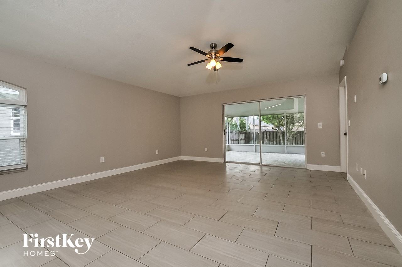 29234 Yarrow Dr - Photo 2 of 15