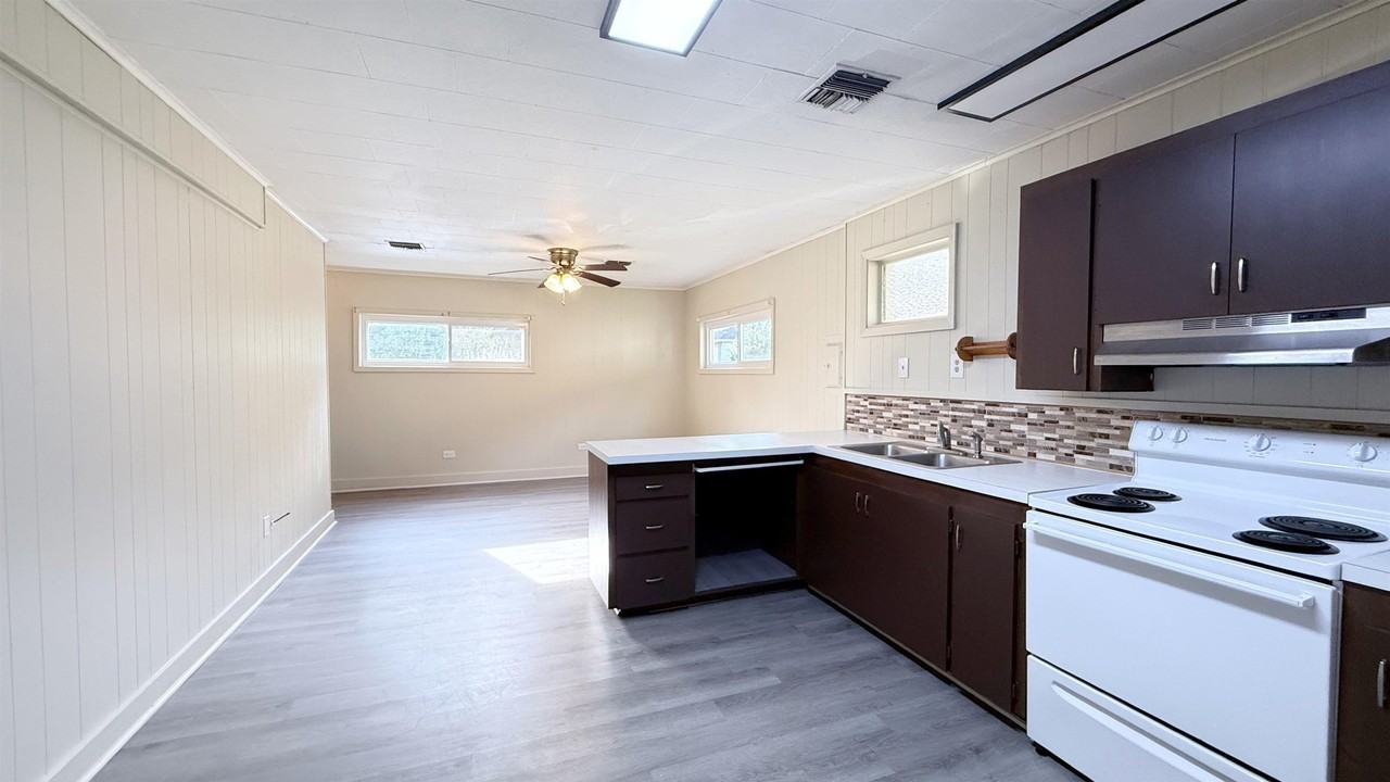 817 Narrow St - Photo 2 of 6