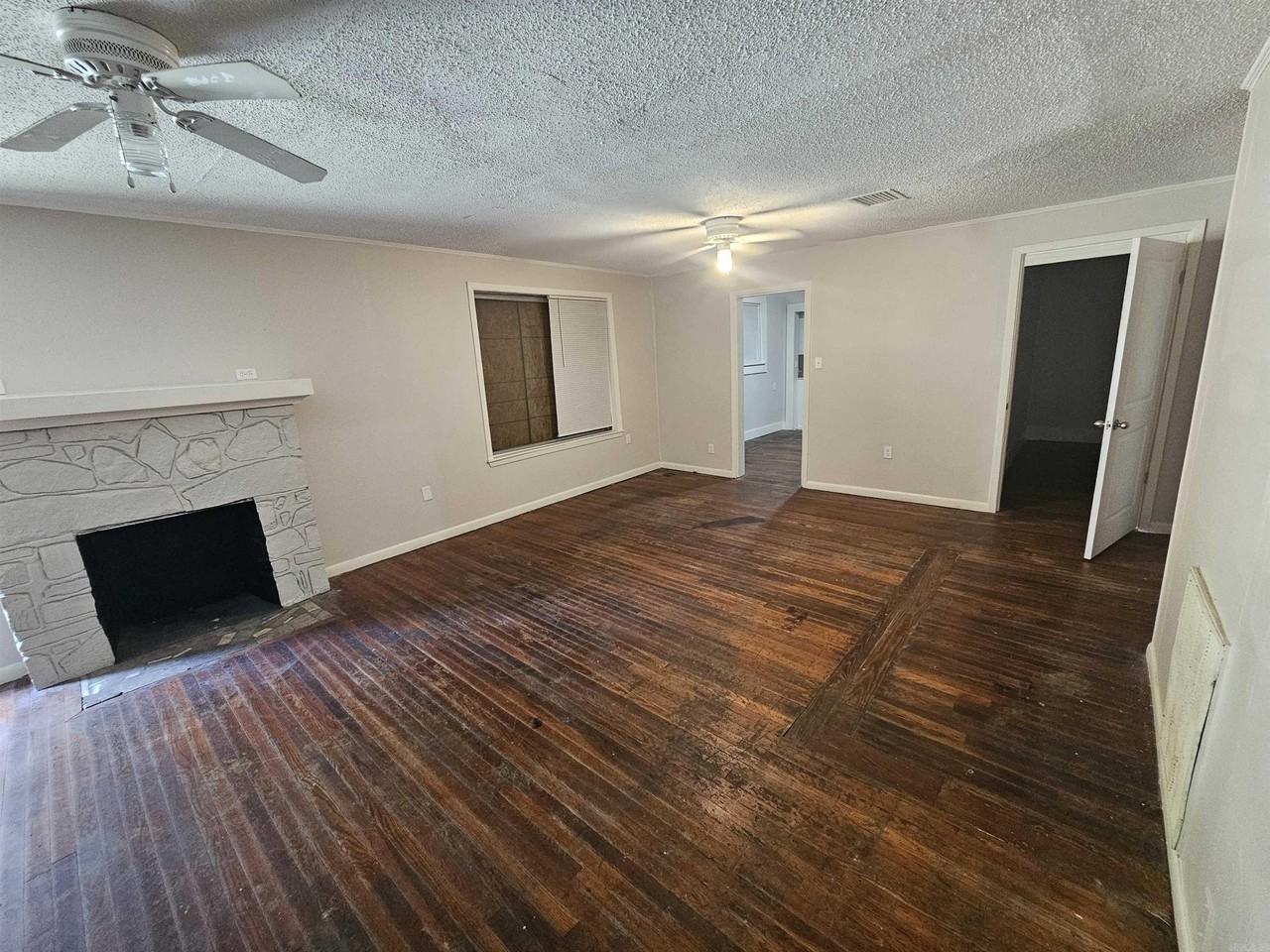 800 W 22nd St - Photo 2 of 10