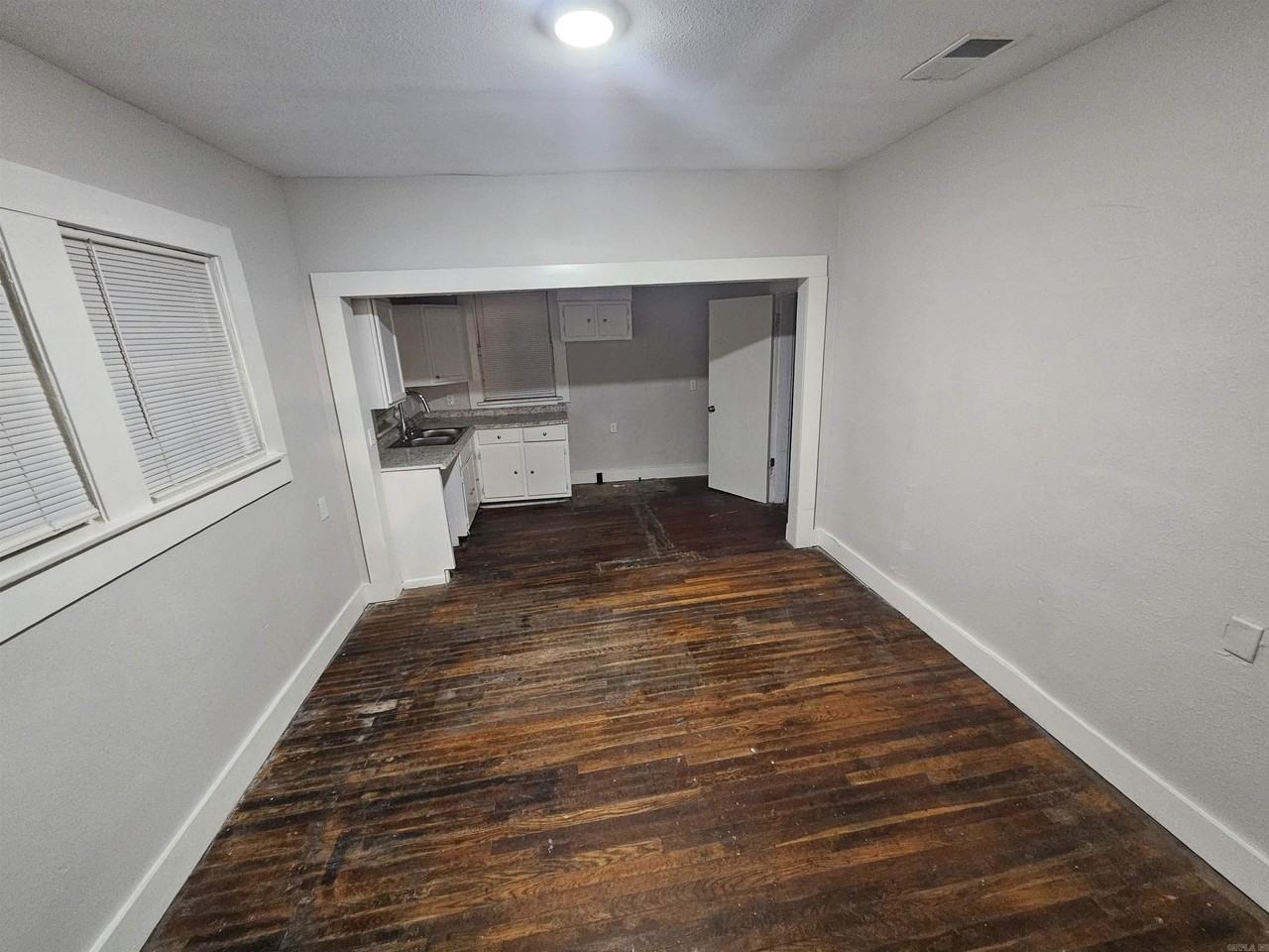 800 W 22nd St - Photo 3 of 10