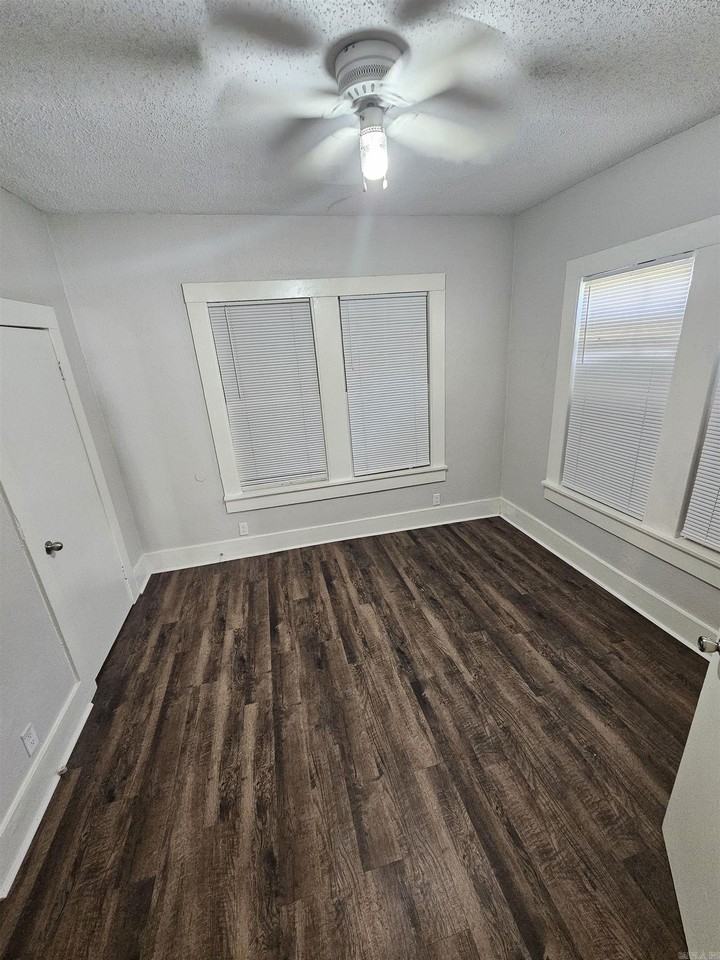 800 W 22nd St - Photo 5 of 10