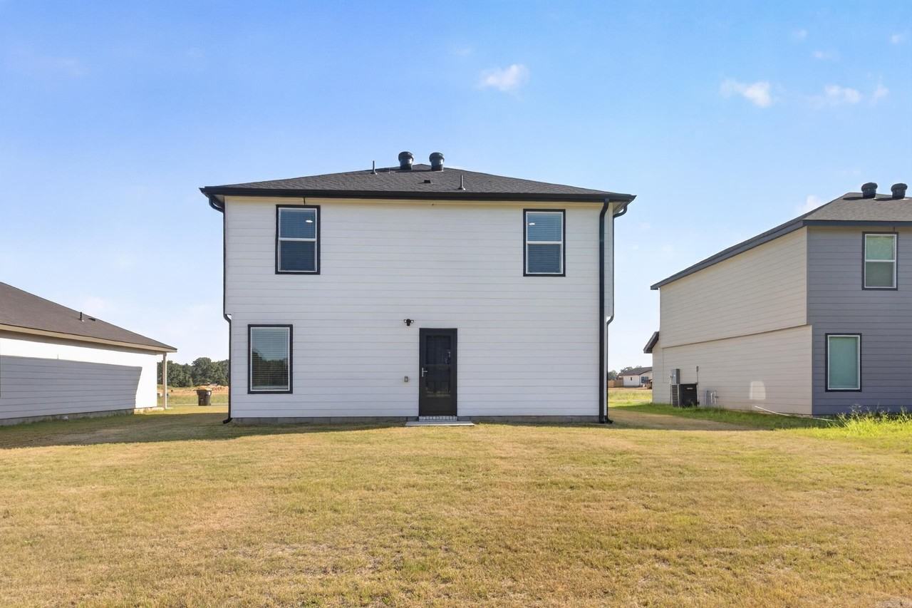 470 Moonlight Graham Blvd - Photo 2 of 32