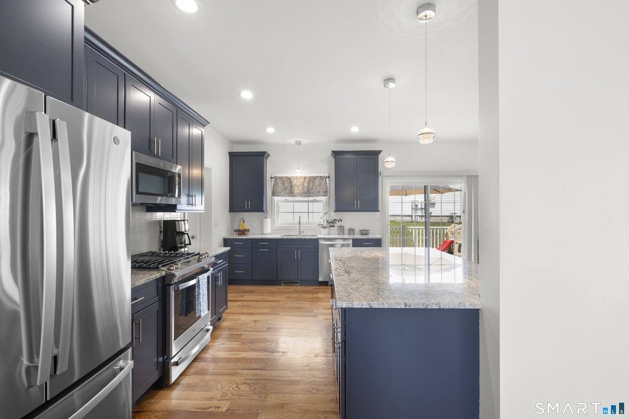 135 Pequabuck St - Photo 4 of 35