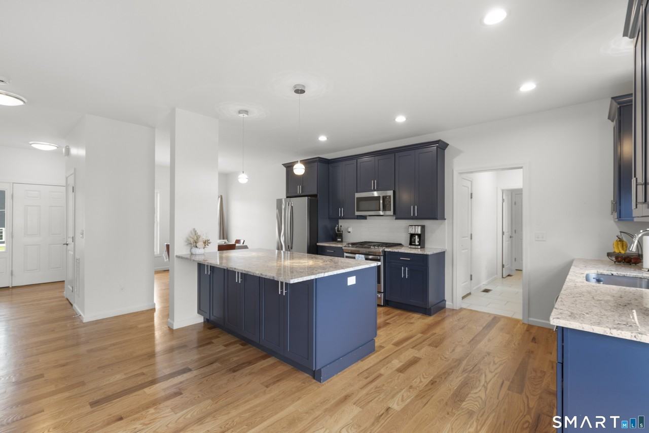 135 Pequabuck St - Photo 6 of 35