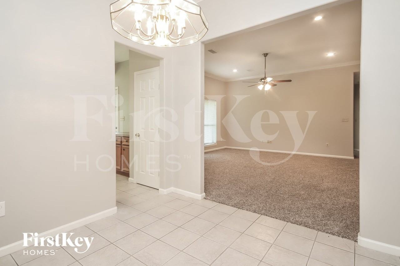 3907 Stoneybrook St - Photo 4 of 15