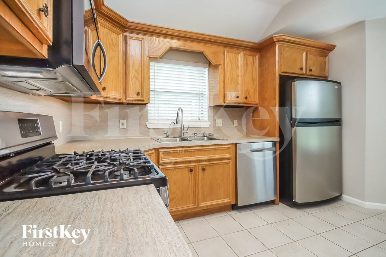 3907 Stoneybrook St - Photo 5 of 15
