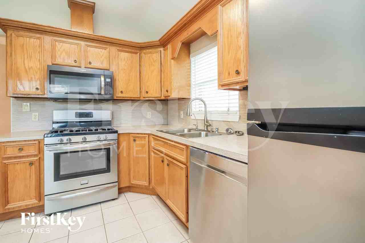 3907 Stoneybrook St - Photo 6 of 15