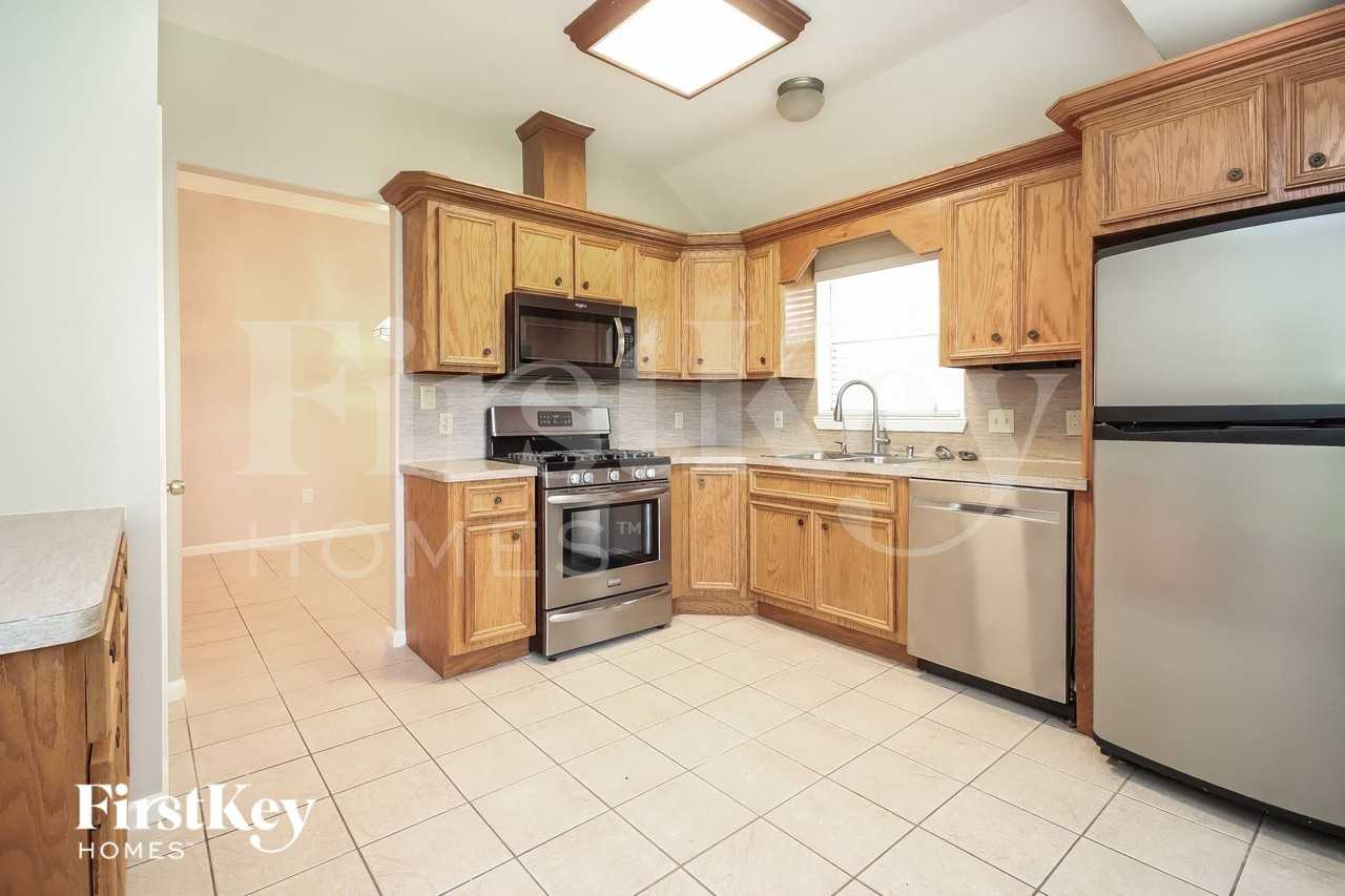3907 Stoneybrook St - Photo 7 of 15