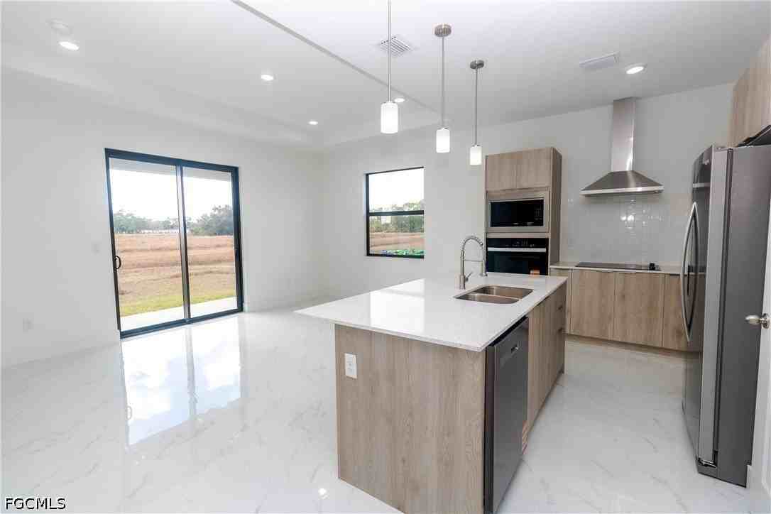 731 Bering Ave S - Photo 3 of 32