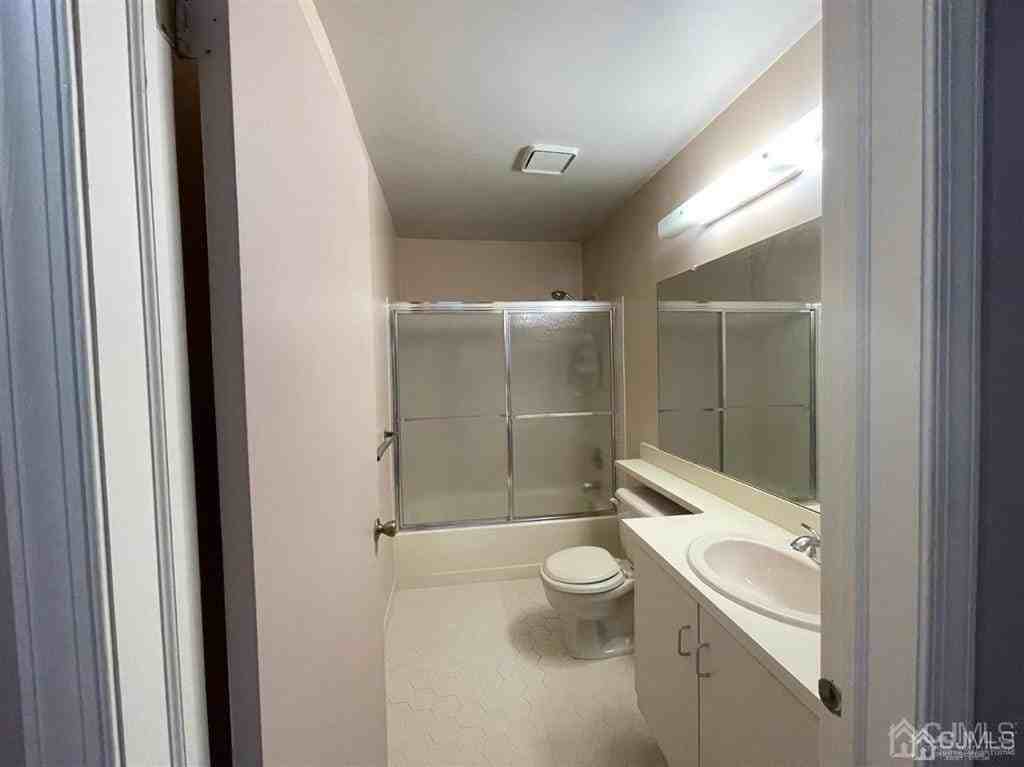 306 Hampshire Ct - Photo 5 of 21