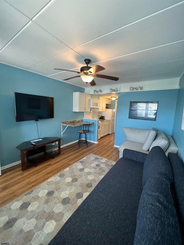 9315 Atlantic Ave - Photo 5 of 13