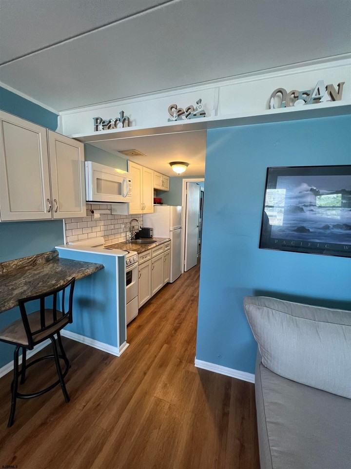 9315 Atlantic Ave - Photo 6 of 13