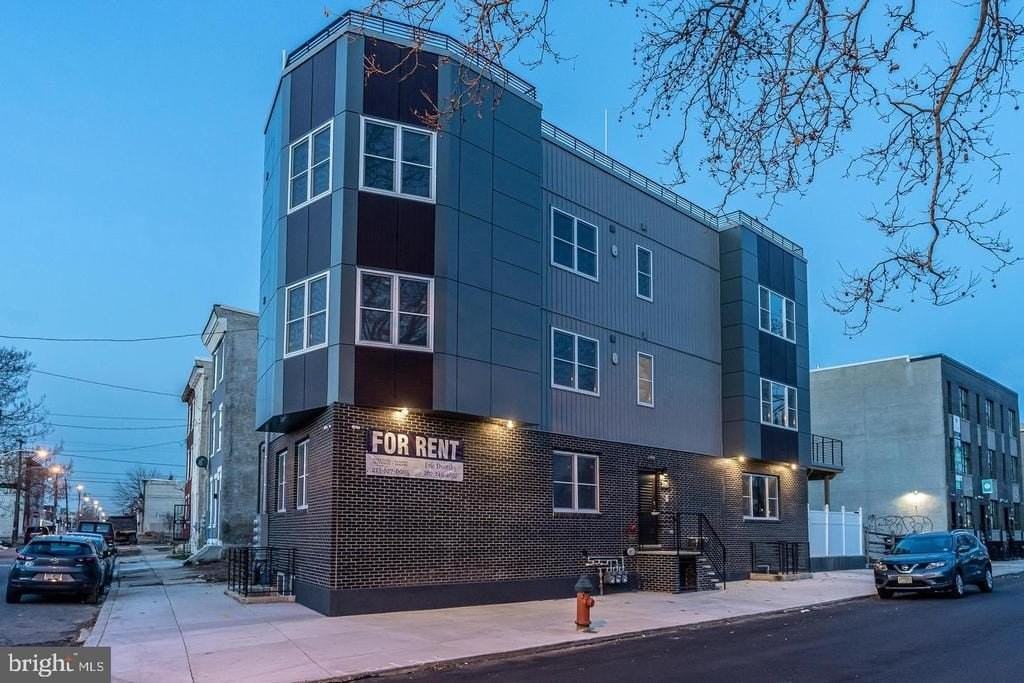 2045 N College Ave - Photo 2 of 26