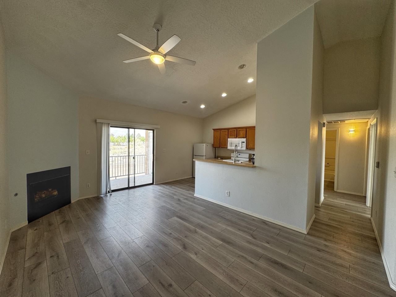 1105 Meadowlark Way Se #D - Photo 3 of 26