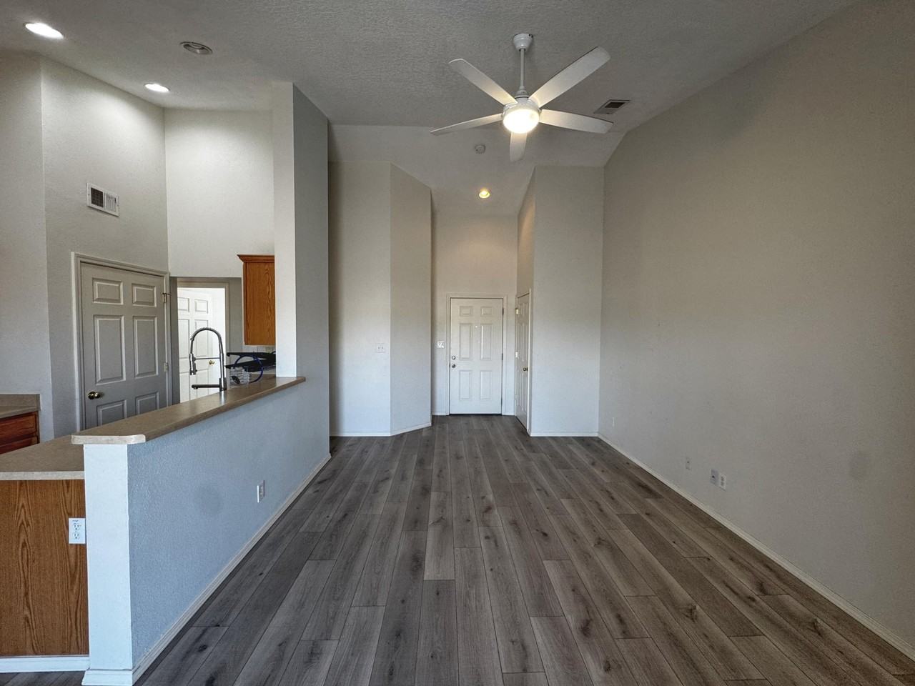 1105 Meadowlark Way Se #D - Photo 5 of 26