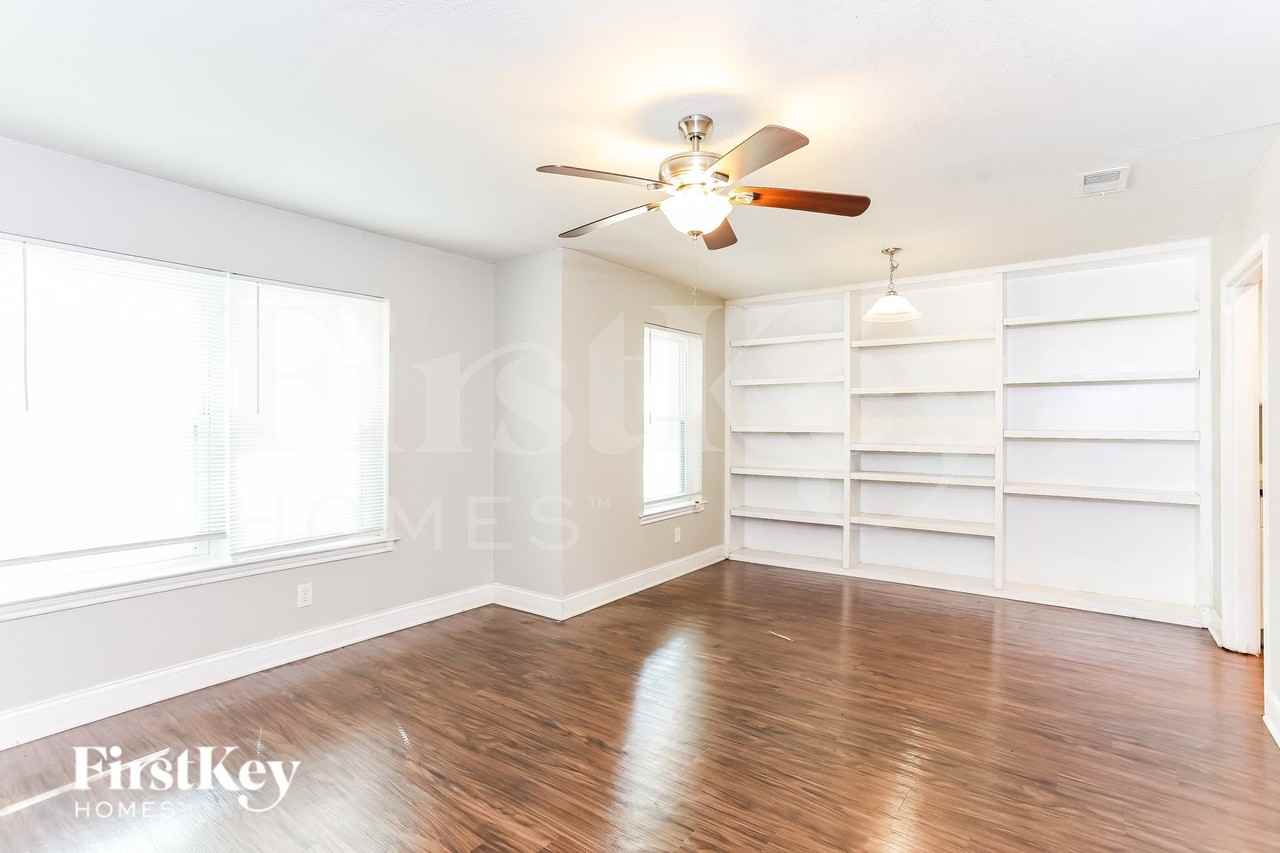 223 Linda Ln - Photo 4 of 15