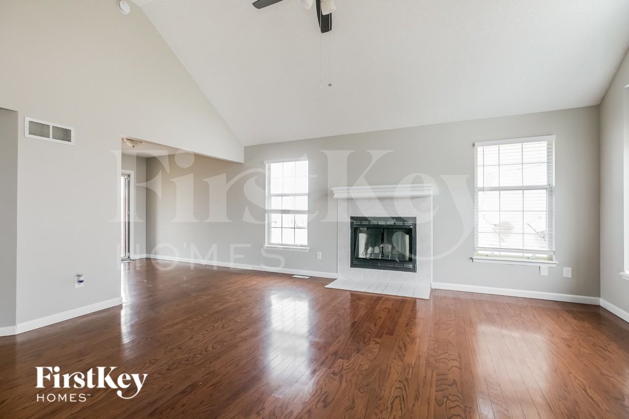 1049 Ne Queens Cir - Photo 3 of 15
