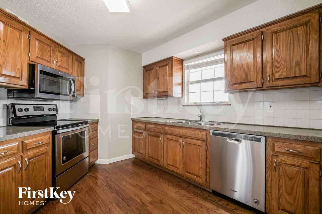 1049 Ne Queens Cir - Photo 6 of 15