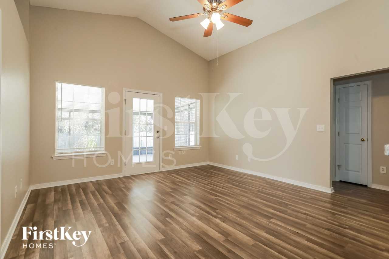 2047 Eclipse Dr - Photo 4 of 16