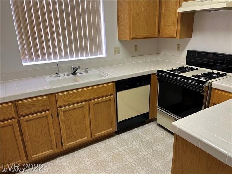 930 Stetson Dr - Photo 2 of 18