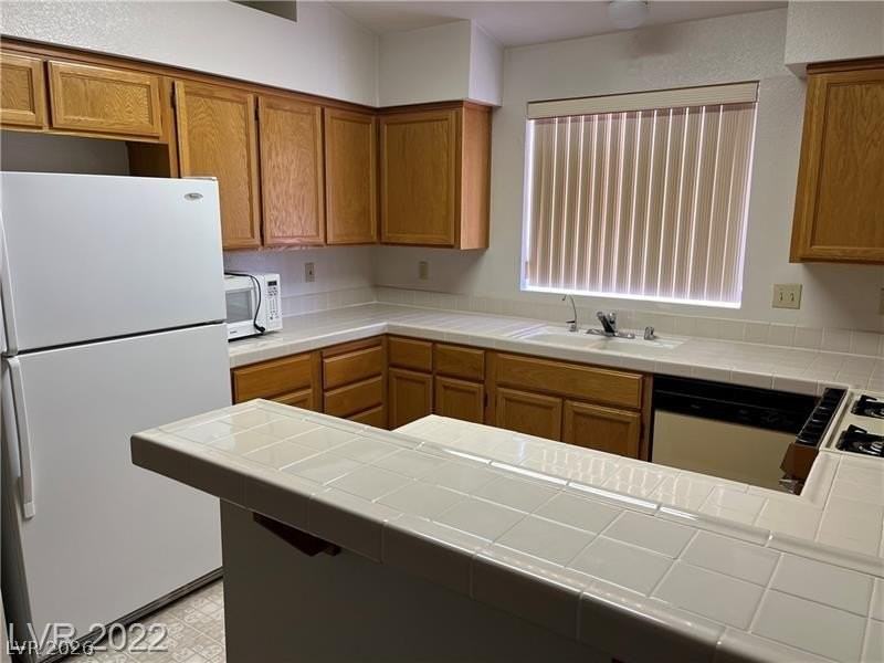 930 Stetson Dr - Photo 3 of 18