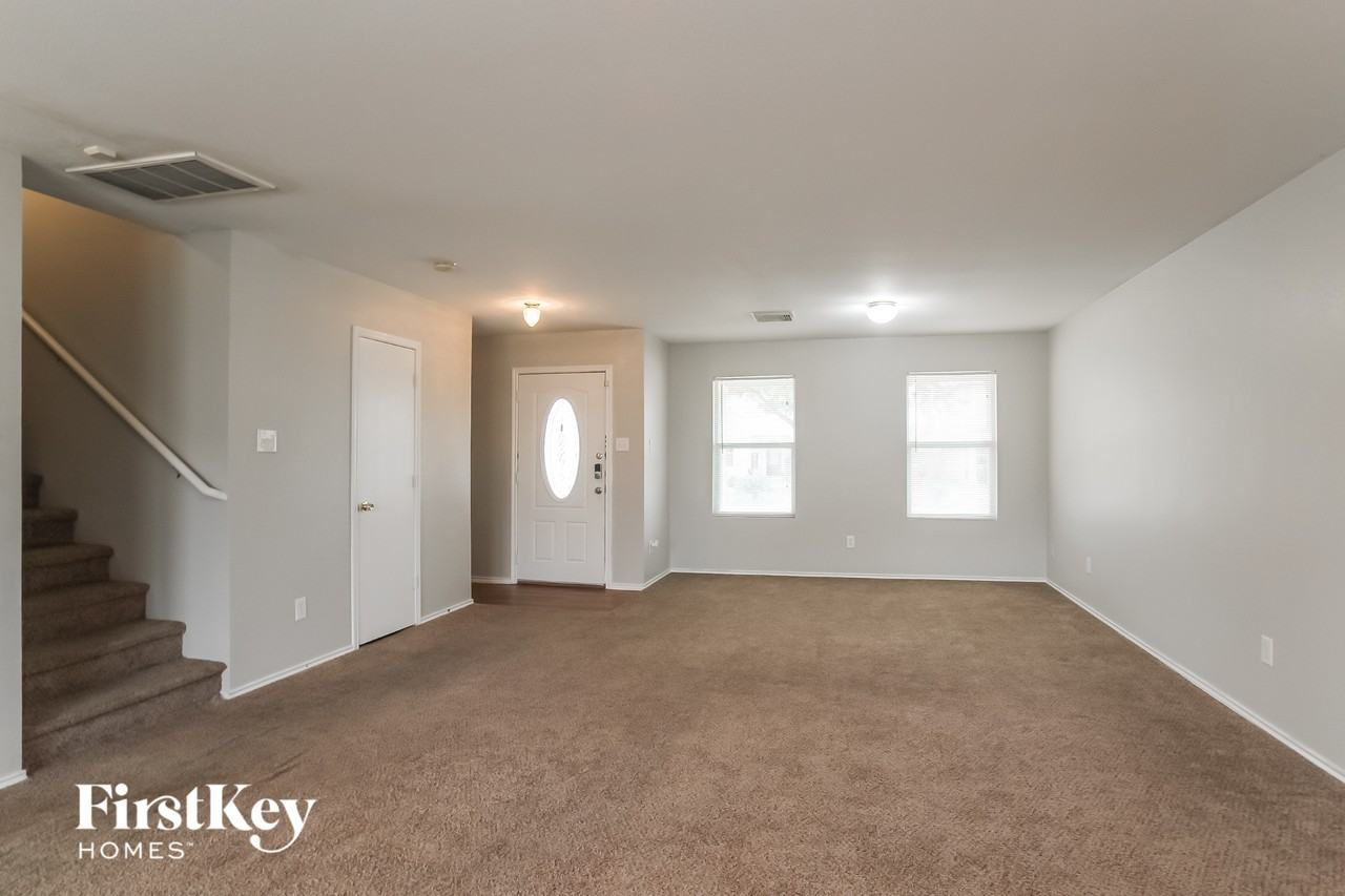 8422 Broadleaf Ave - Photo 3 of 15