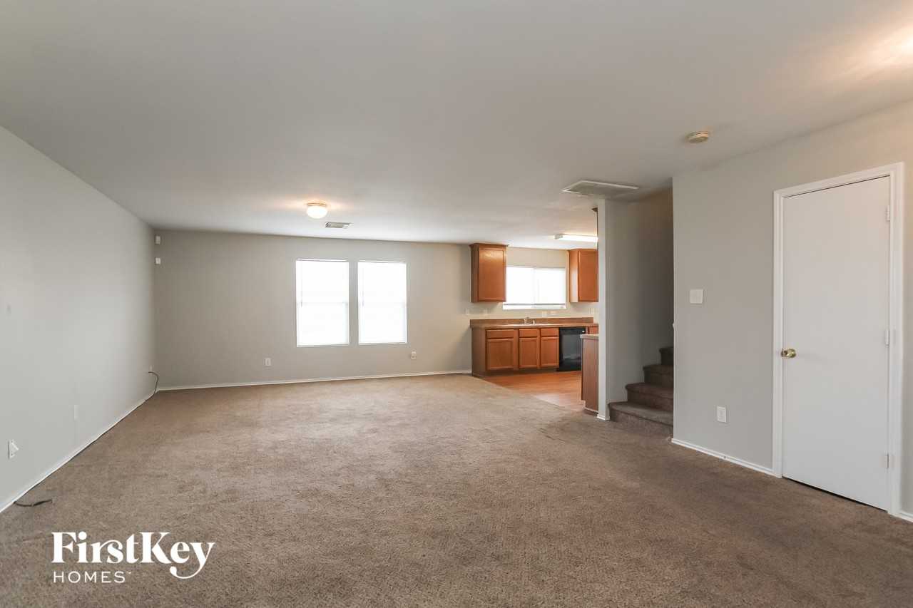 8422 Broadleaf Ave - Photo 4 of 15