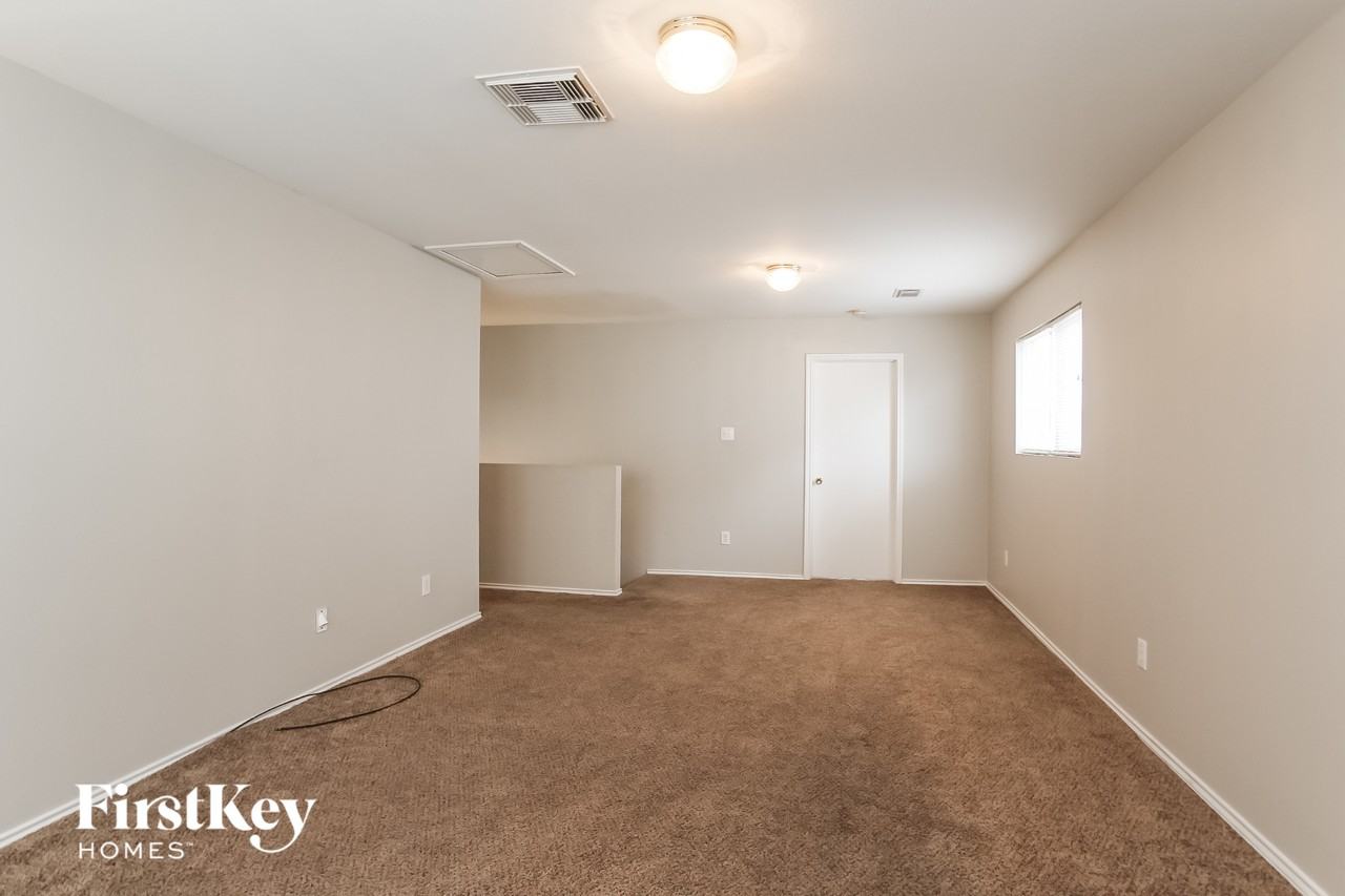 8422 Broadleaf Ave - Photo 5 of 15