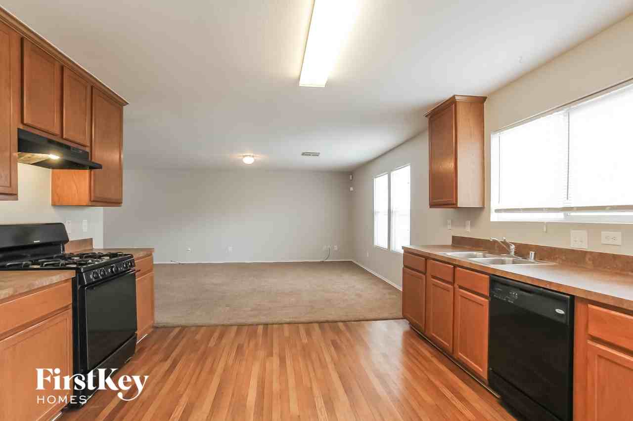 8422 Broadleaf Ave - Photo 6 of 15