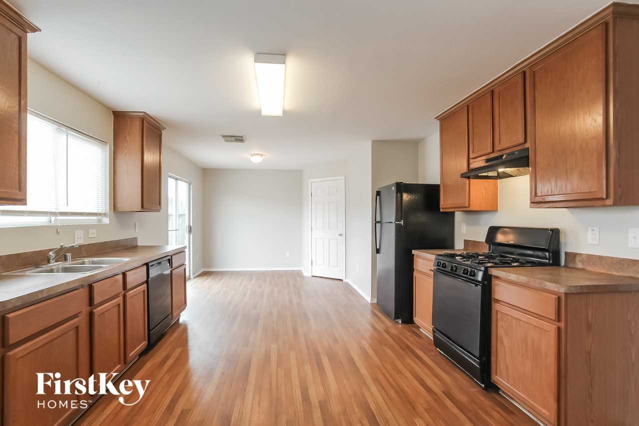 8422 Broadleaf Ave - Photo 7 of 15