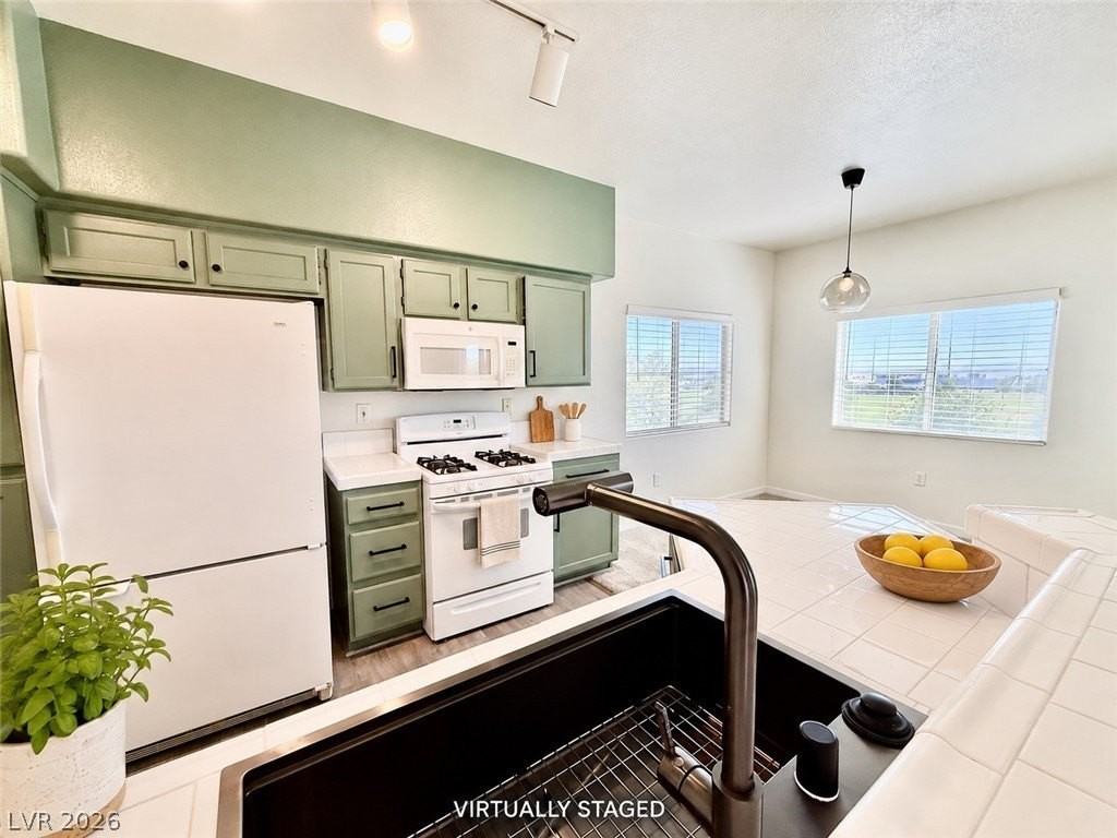 2121 Echo Bay St #201 - Photo 5 of 18