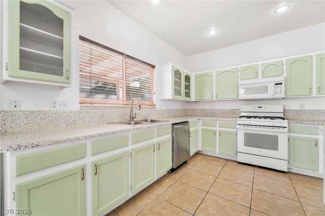 1354 Silver Knoll Ave - Photo 7 of 26