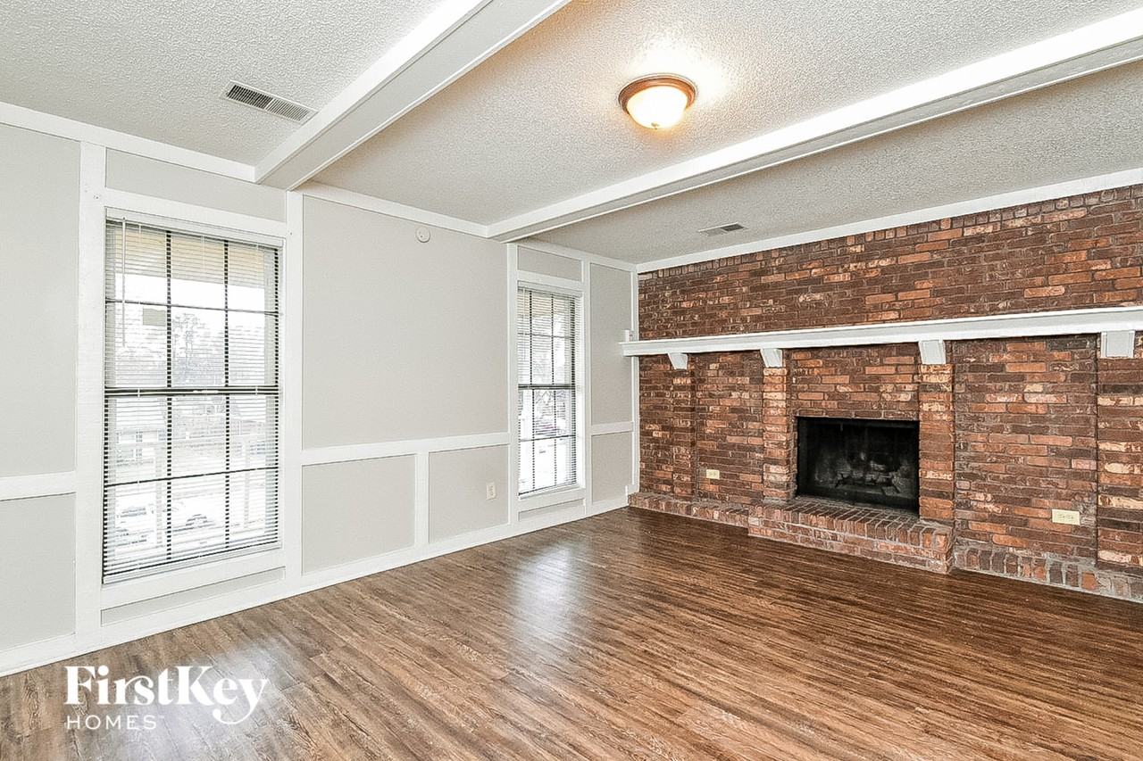 7008 Rockingham Rd - Photo 3 of 15