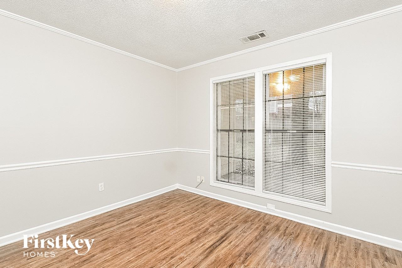 7008 Rockingham Rd - Photo 5 of 15